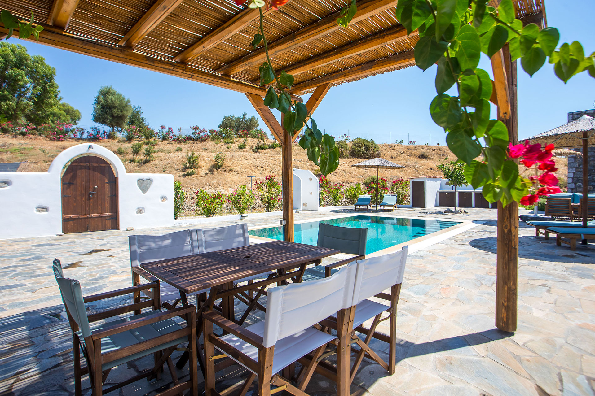 Freisitz mit Blick auf Pool