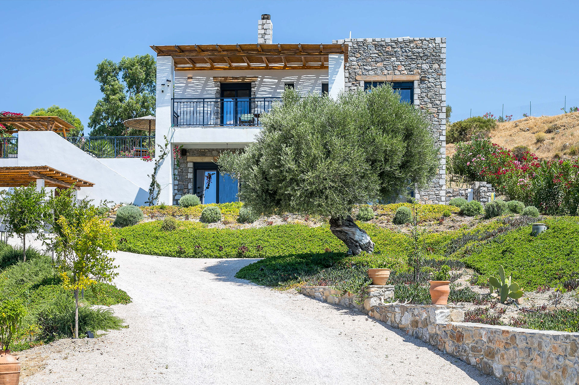 Einfahrt zur Villa Clara