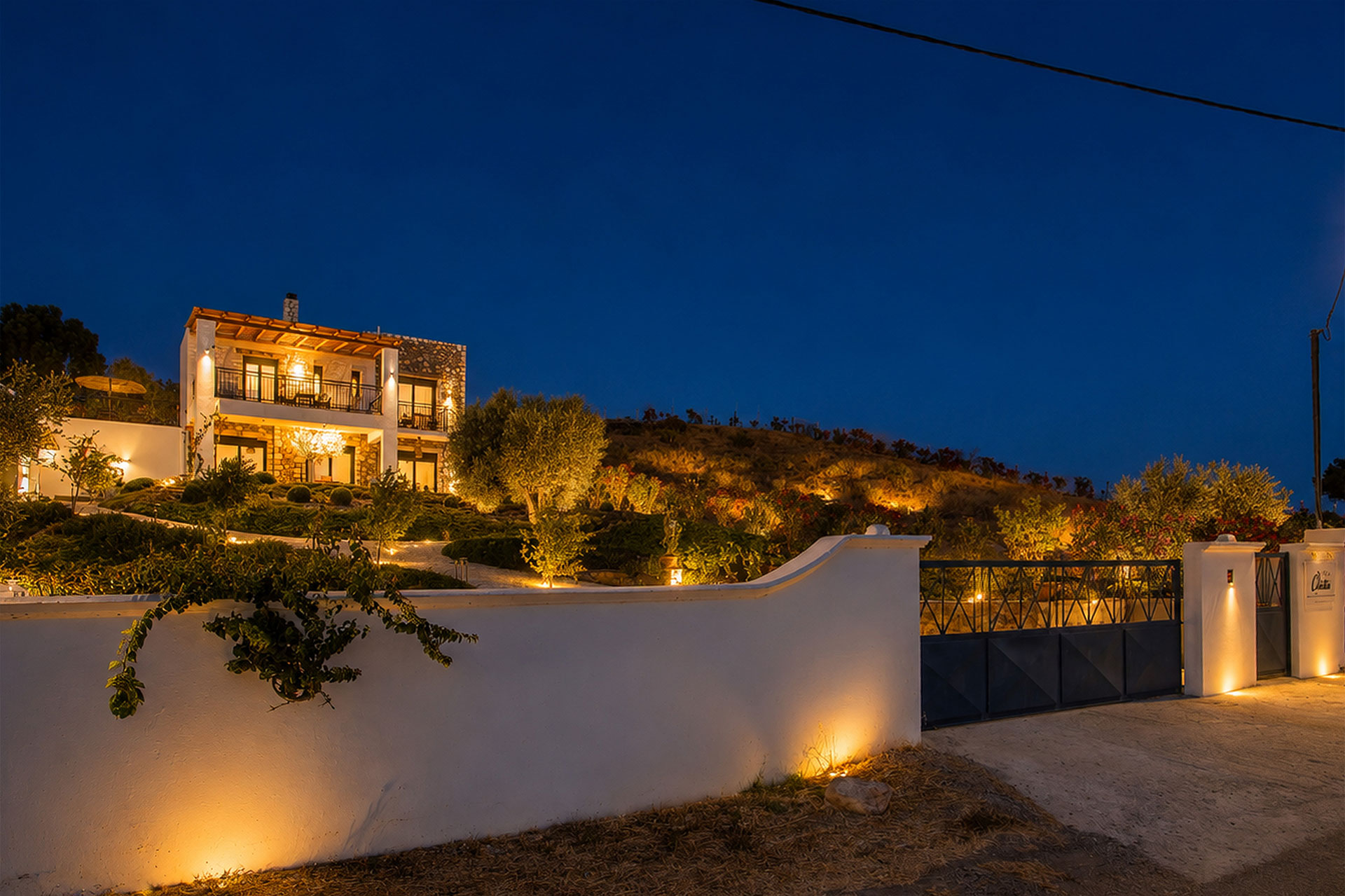 Einfahrt zur Villa Clara von der Straße bei Nacht