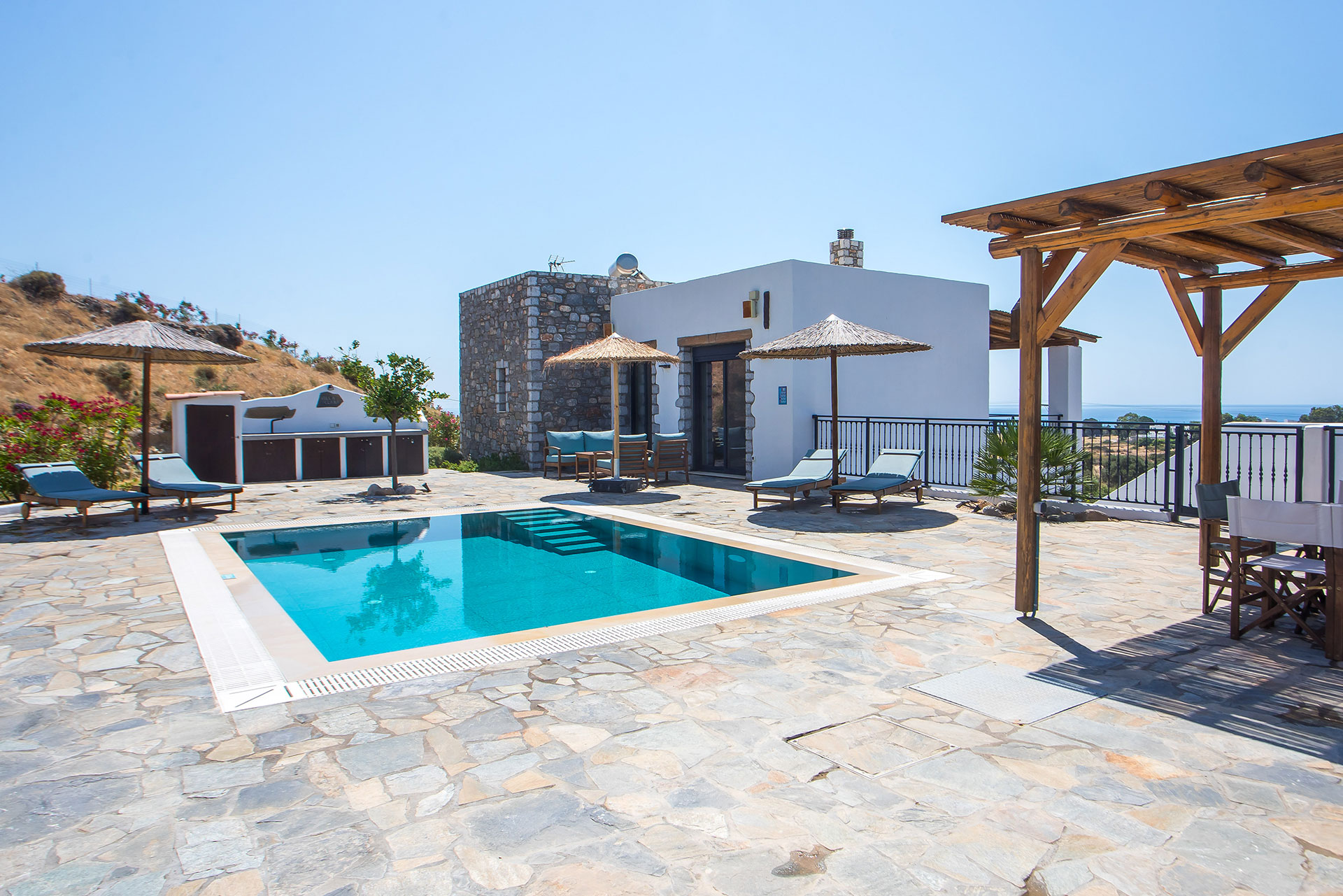 Privater Pool mit Pergola